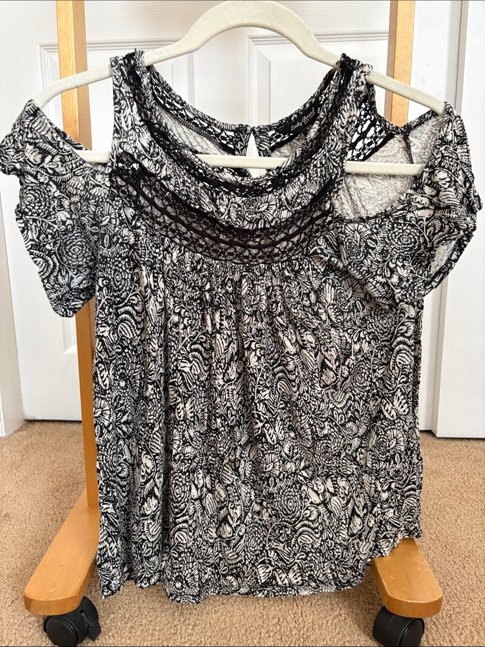Black & White Lucky Brand Cold-Shoulder Women's Top.  Size XS.